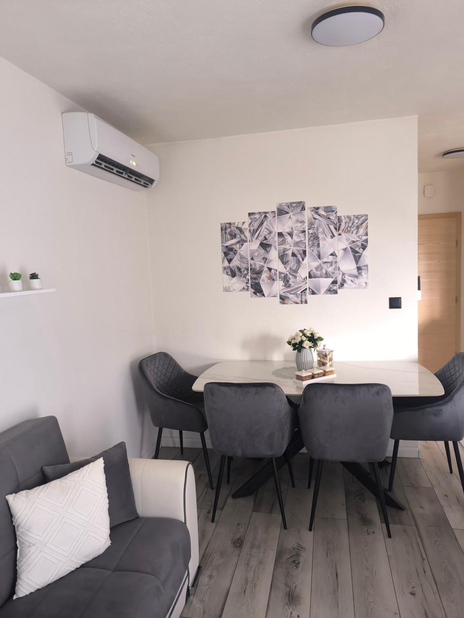 Apartman Rex Svinisce Zewnętrze zdjęcie